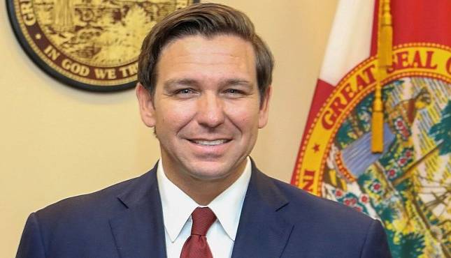 HOISTING LOMBARDI TROPHY: FL Gov. DeSantis credits BRADY for win