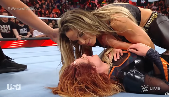 Becky Lynch vs. Trish Stratus – Steel Cage Match: photos