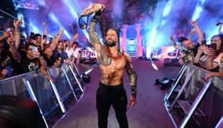 WWE Clash in Itay - Roman Reigns lifts title