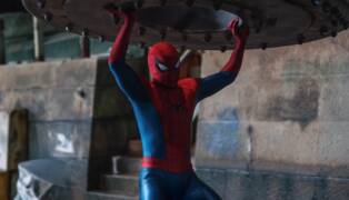 Spider-Man Brand New Day - Spidey lifts object