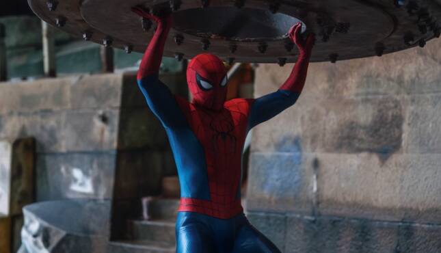 Spider-Man Brand New Day - Spidey lifts object
